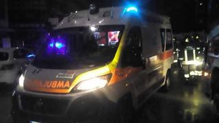  T&acirc;năr  rom&acirc;n de 20 de ani &icirc;n stare gravă la spital, după ce a fost bătut de trei conaţionali &icirc;n Italia