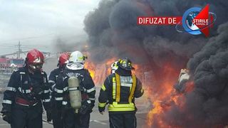 VIDEO | Incendiu puternic la un depozit de PET-uri din localitatea Afumaţi - UPDATE