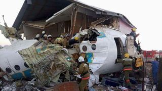 Un avion cu 100 de oameni la bord s-a prăbuşit imediat după decolare: Cel puțin 12 morți