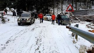 Patruzeci de turişti rămaşi blocaţi cu maşinile &icirc;n zona Padina din Munţii Bucegi, din cauza gheţii de pe drum, ajutaţi de jandarmi montani, salvamontişti şi poliţişti