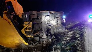 Utilaj de deszăpezire răsturnat pe un drum din judeţul Ialomiţa