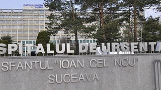 După ce a consumat droguri, un adolescent din Suceava s-a crezut Spiderman şi s-a căţărat pe pereţii spitalului de Urgenţă