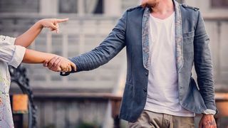 Disperat că este executat silit, What`s UP a făcut un credit la bancă! Vezi c&acirc;ţi bani a &icirc;mprumutat c&acirc;ntăreţul care a ajuns la Poliţie după un scandal cu iubita!