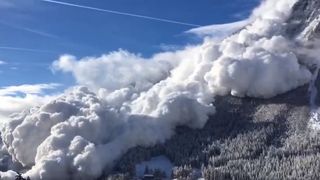 Risc foarte mare de avalanşă în Munţii Făgăraş. Salvamontiştii recomandă turiştilor să nu iasă din cabane