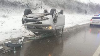 Zece persoane au ajuns la spital după ce microbuzul &icirc;n care se aflau s-a răsturnat