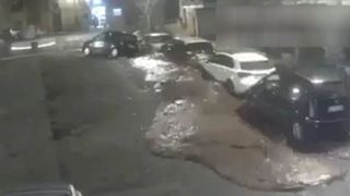 VIDEO | Panică printre șoferi. Un r&acirc;u a ieșit din matcă prin asfalt