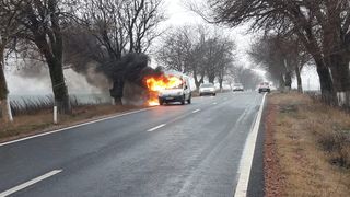 Mașină &icirc;n flăcări pe un drum din Tulcea