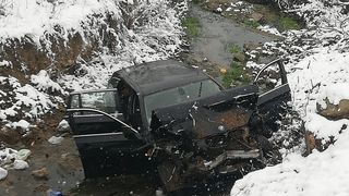 Autoturism căzut &icirc;ntr-un p&acirc;r&acirc;u &icirc;n județul Sibiu