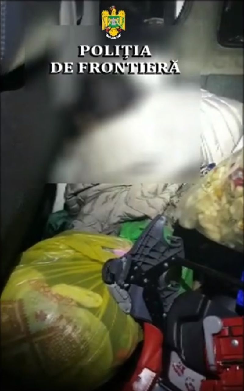 Tânără fără documente de călătorie găsită ascunsă în maşina fratelui