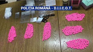 Bărbat arestat preventiv, prins cu droguri de 60.000 de euro, într-un apartament din Braşov închiriat în regim hotelier - FOTO