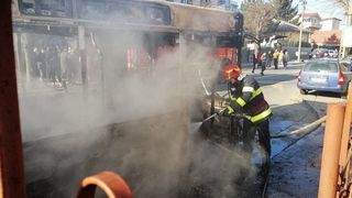 Incendiu izbucnit la un autobuz în Craiova. Focul s-a extins la o locuinţă aflată în zonă - FOTO
