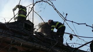 Incendiu izbucnit la un autobuz &icirc;n Craiova. Focul s-a extins la o locuinţă aflată &icirc;n zonă - FOTO