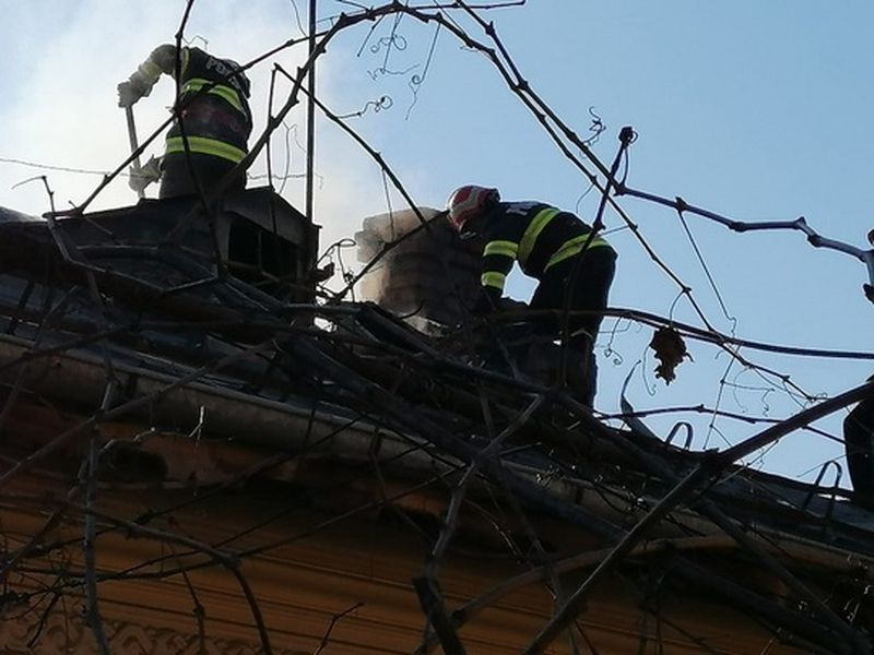 Incendiu izbucnit la un autobuz în Craiova. Focul s-a extins la o locuinţă aflată în zonă - FOTO