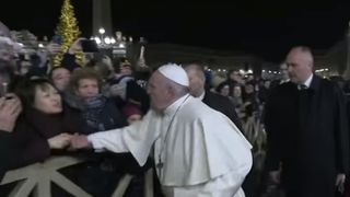 Papa Francisc a lovit mâna unei femei care a încercat să-l tragă spre ea în timp ce Suveranul Pontif se afla în Piaţa Sf. Petru în Ajunul Anului Nou - VIDEO