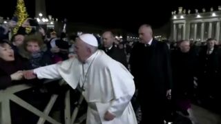 Papa Francisc şi-a cerut scuze pentru că "şi-a pierdut cumpătul" atunci c&acirc;nd a lovit peste m&acirc;nă o credincioasă 