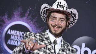 Post Malone a căzut de pe scenă &icirc;n plin concert &icirc;n Times Square