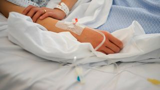 Un bărbat a murit şi o femeie a ajuns la spital, după ce s-au intoxicat cu monoxid de carbon, &icirc;ntr-o locuinţă din Mediaş
