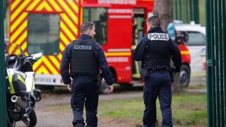 Franţa - Un bărbat a &icirc;njughiat trecători &icirc;n apropiere de Paris. Poliţia l-a ucis pe atacator