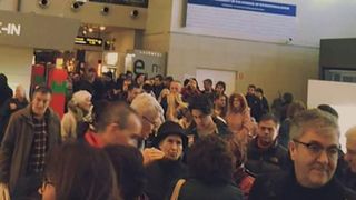 VIDEO | Haos în aeroport! Cozi uriașe la benzile de bagaje