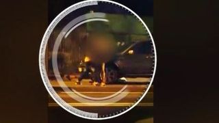 VIDEO | Momentul șocant &icirc;n care taximetristul &icirc;și snopește &icirc;n bătaie clientul: "L-ai dat cu capul de asfalt"