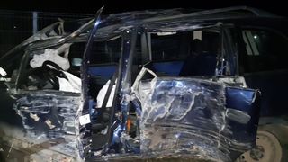 O femeie a murit, iar un bărbat şi trei copii au fost răniţi după ce maşina &icirc;n care se aflau a ieşit de pe şosea şi s-a lovit de un copac