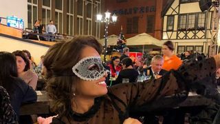 Fosta noră a Vioricăi Dăncilă și-a pus mască la petrecerea de Revelion! Elena s-a distrat la o berărie din Capitală