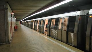 Momente de panică la metrou. Călători atacați și înjurați de o femeie