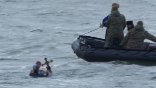 VIDEO | Momentul în care un înotător îi fură unei sportive una dintre crucile aruncate în mare de Arhiepiscopul Tomisului