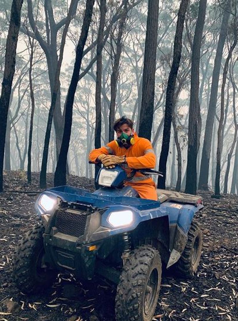 Gestul emoționant făcut de un pompier voluntar din Australia. A salvat un pui de cangur din flăcări