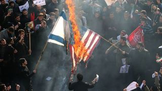 Revoltă de ultimă oră în stradă. Sute de mii de iranieni au ieșit pentru a plânge moartea lui Soleimani