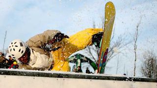 Adolescent &icirc;n stare gravă la spital după ce a căzut cu placa de snowboard