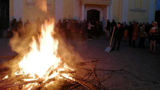 Încep sărbătorile pe rit vechi. Sârbii au aprins badnjak-ul - un trunchi de stejar, simbol al începutului