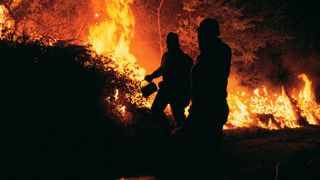 Povestea impresionantă a unui copil de doi. A fost decorat &icirc;n locul tatălui său - un pompier ucis de flăcările din Australia