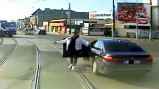 Șmecherul care a șicanat tramvaiul s-a plictisit de BMW și vrea un Range Rover alb! C&acirc;ți bani ar fi vrut t&acirc;nărul pe mașină &icirc;nainte să fie avariată