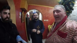 Nelson Mondialu, tatăl lui Livian de la Puterea dragostei, a primit preotul &icirc;n casă de Bobotează. Imaginile sunt mortale!