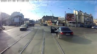 Şi maşina lui Ludovic Orban a fost lovită de tramvai pentru că a staţionat pe linie! Actualul premier a fost "proiectat" &icirc;ntr-un jeep! C&acirc;nd s-a &icirc;nt&acirc;mplat evenimentul