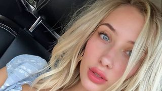O blondină sexy a pozat goală pentru a str&acirc;nge 500.000 de dolari. Banii primiți i-a donat pentru salvarea urșilor koala din Australia
