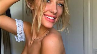 O blondină sexy a pozat goală pentru a str&acirc;nge 500.000 de dolari. Banii primiți i-a donat pentru salvarea urșilor koala din Australia