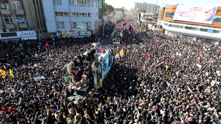 Cel puţin 40 de morţi şi 230 de răniţi &icirc;ntr-o busculadă la &icirc;nmorm&acirc;ntarea lui Soleimani la Kerman