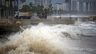 Valuri uriașe la Marea Neagră. Imagini spectaculoase! A fost emisă și avertizare de călătorie
