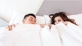 Și-a prins soțul în pat cu amanta, apoi l-a vândut femeii cu care a înșelat-o pentru o sumă incredibilă