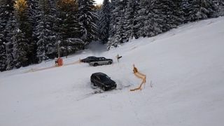 Pățania unui șofer: a intrat cu bolidul pe pârtia de schi și a rămas înzăpezit