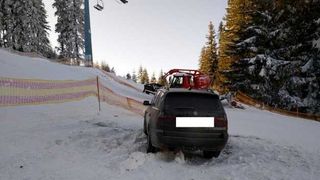 Pățania unui șofer: a intrat cu BMW-ul pe pârtia de schi și a rămas înzăpezit