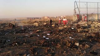 15 copii şi 13 studenţi &icirc;ntre cele 176 de victime de la bordul avionului Boeing prăbuşit &icirc;n Iran; Zelenski &icirc;şi &icirc;ntrerupe vacanţa &icirc;n sultanatul Oman şi ordonă anchetă/ Iranul refuză să implice SUA &icirc;n anchetă