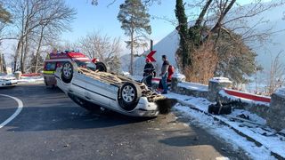 Accident spectaculos surprins de o cameră de bord: un autoturism s-a răsturnat &icirc;ntr-o curbă