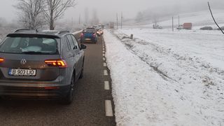 Caraș-Severin: mașină de poliție răsturnată de un șofer care nu a acordat prioritate. Agenții au ajuns la spital