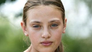 Povestea emoționantă a Adinei, fetița care locuiește &icirc;n sărăcie la Glina! Frumusețea răpitoare a scos-o din anonimat