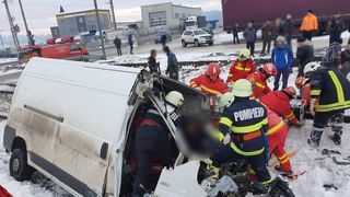 Accident teribil &icirc;n Suceava: o persoană a murit pe loc după ce o dubă a fost spulberată de tren