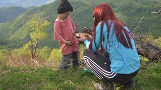 Cazul emoționant al unui băiețel, paznic la oi. A pl&acirc;ns c&acirc;nd a văzut dulciurile pentru prima dată