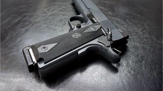 Un bărbat din Iaşi a fost rănit după ce a fost &icirc;mpuşcat &icirc;n spate de un altul, &icirc;n urma unui conflict. Agresorul este de negăsit